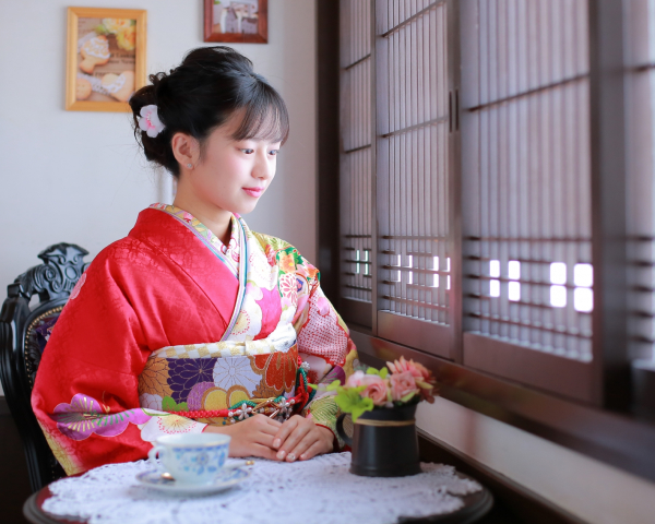 赤い着物を着た女性