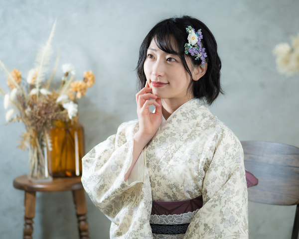 白い着物を着た女性