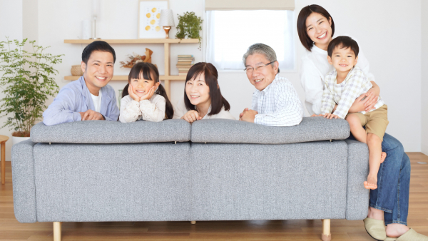 ソファーに座る家族